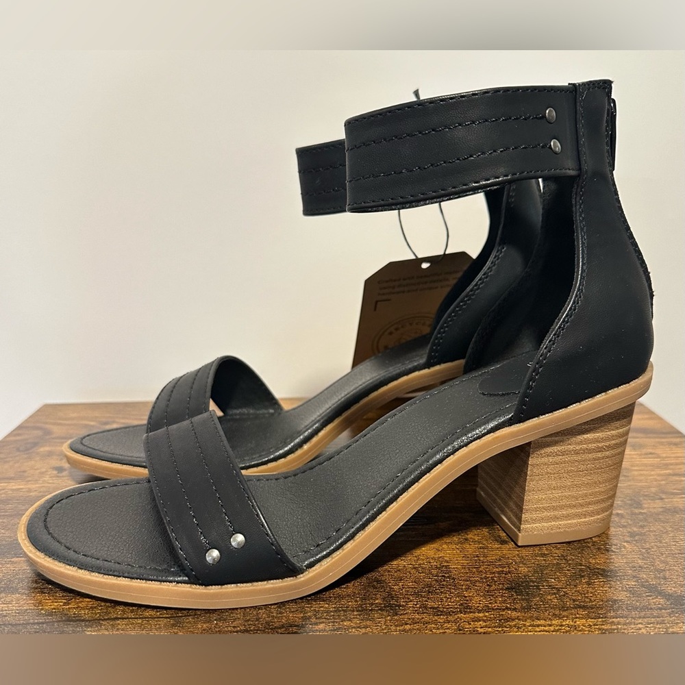 Frye and Co. Black Zaki Heeled Sandals NWT Various Sizes